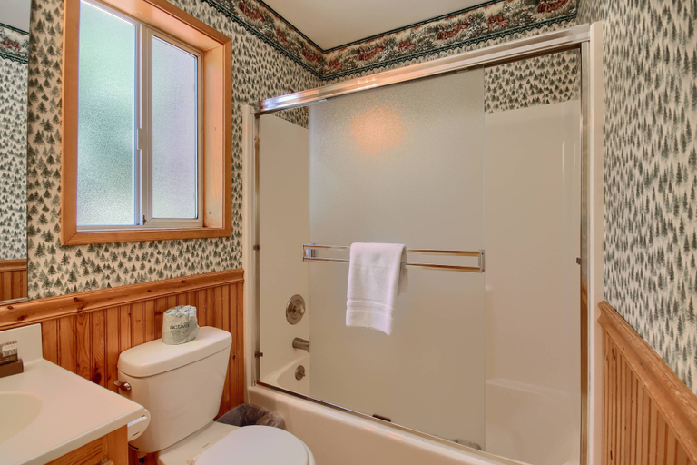 Bathroom 3, Edna's Hearts Desire, Mariposa