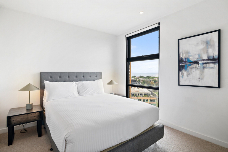 Room 5, Renovated 2-bed Apartment With Balcony, Melbourne