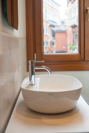 Bathroom 4, Hotel de l'Alboro, Venezia