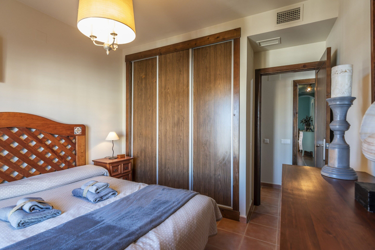 Room 5, 3-bedroom Apartment With Pool, Huelva
