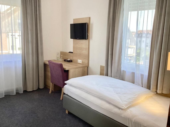 Bedroom 4, Hotel Esmer, Gießen