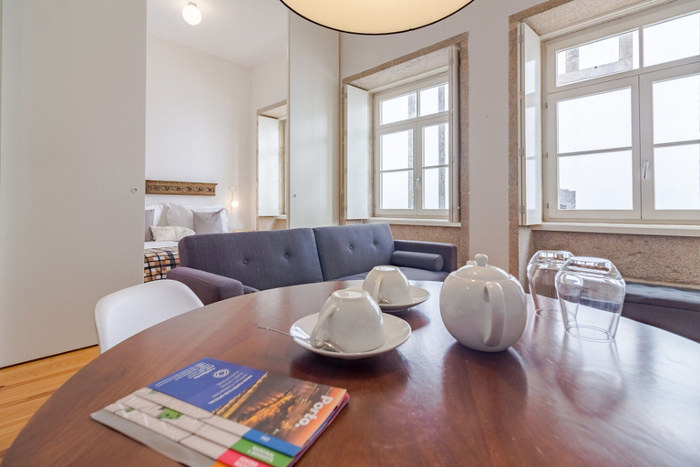 Dining 3, Stylish Porto Studio With City Views, Porto