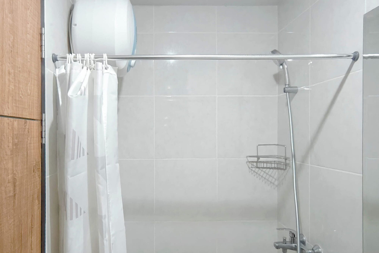 Bathroom 4, Cozy Living Studio At Apartment Delft Ciputra Makassar, Makassar