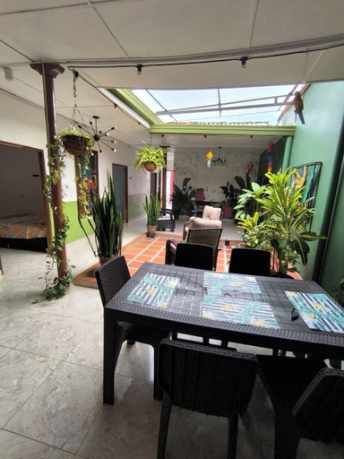 Dining room, Oliva's House, Jardín