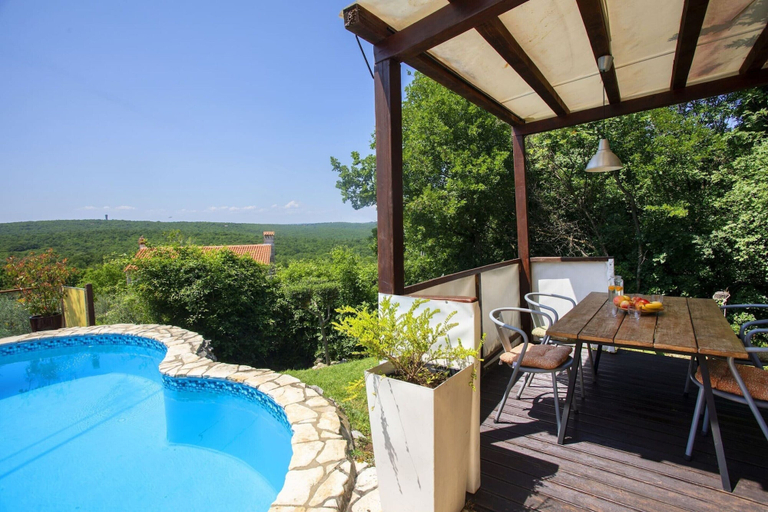 Pool 4, Charming Family Retreat With Private Pool, Labin