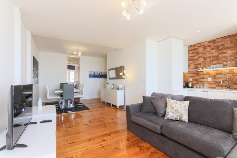 Room 2, Airy Lapa 2 BR River and Bridge Views AC, Lisbon