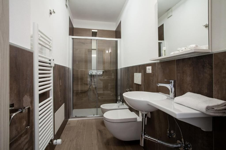 Bathroom 3, Astoria Suite Apartments, Bologna