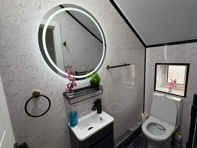 Bathroom 5, Cardiff Central Gem - 2 Bed Apartment, Cardiff
