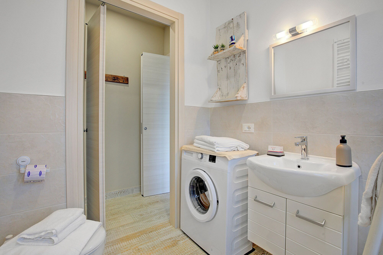 Bathroom 3, Sole Priscilla House- Terrace & parking, Brescia