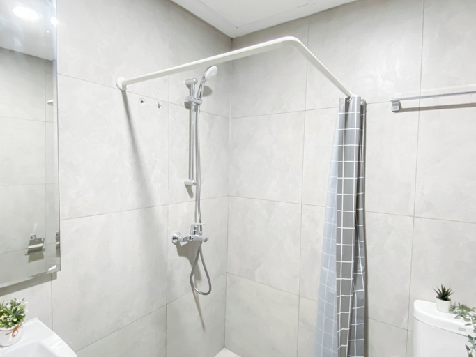 Bathroom 2, Cozy White Studio At Pollux Chadstone Apartment, Cikarang