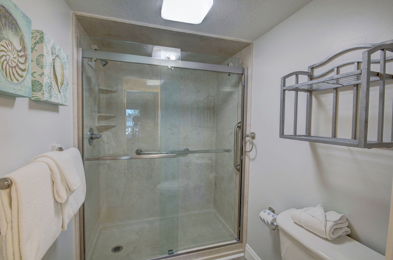 Bathroom 4, 427 El Matador, Okaloosa