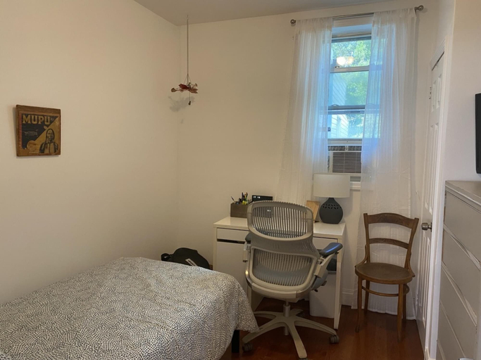 Room 3, Spacious 2 BR Near Subway, New York