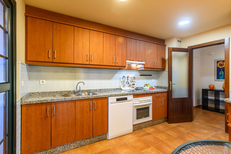Private kitchen 5, Family Apartment in Golfside Setting, Huelva