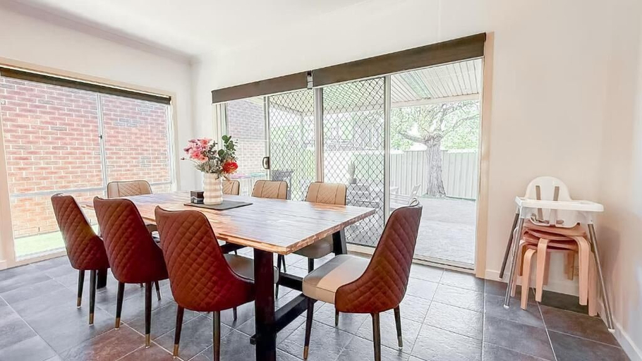 Dining 5, StayAU Family Haven Pet-Friendly, Melton - East