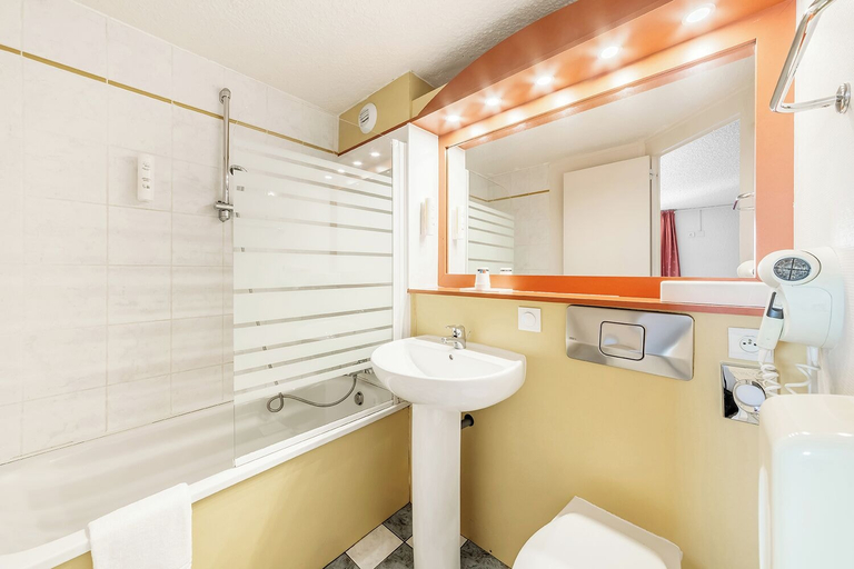 Bathroom 4, Comfort Hotel Montlucon, Allier