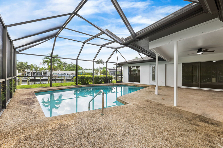 Room 4, Riverfront Home w Private Dock Pool Beaches, Lee