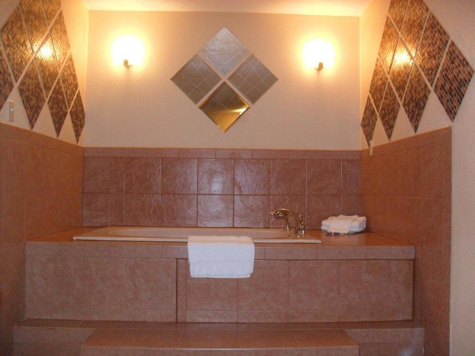 Bathroom, Newport News Inn, Newport News