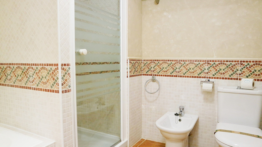 Bathroom 2, Bright Apartment With Pool Access, Huelva