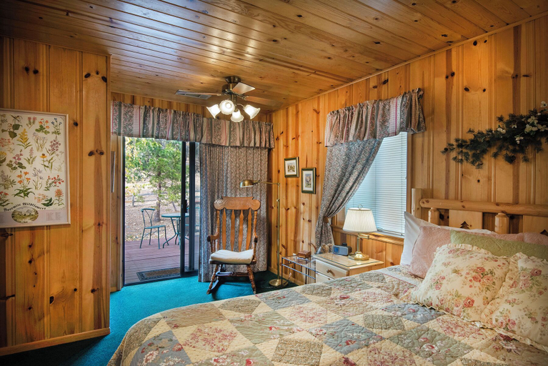 Bedroom 2, Deer Lodge, Mariposa