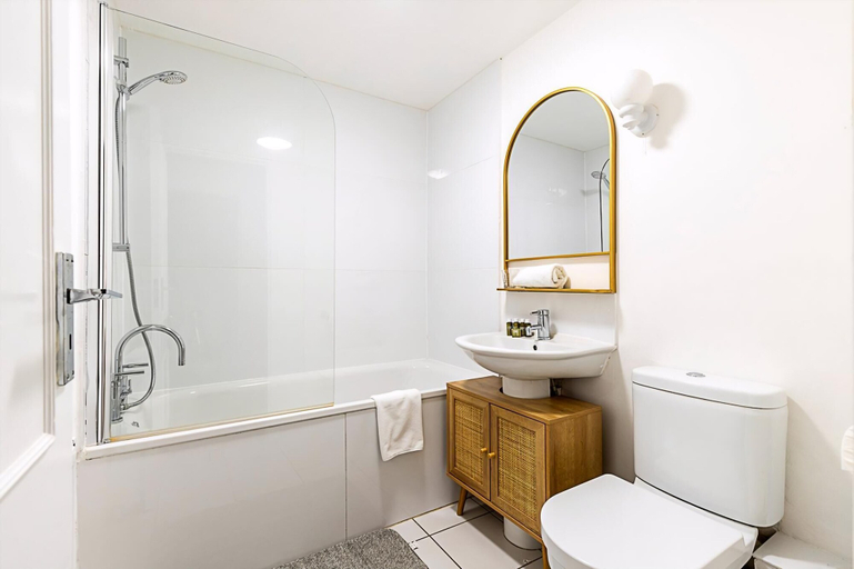 Bathroom 4, Charming Two-Bedroom Flat in West Hampstead, London