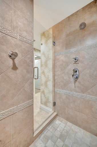 Room 3, Beachfront With Private Balcony Heated Pool and Spa, Manatee