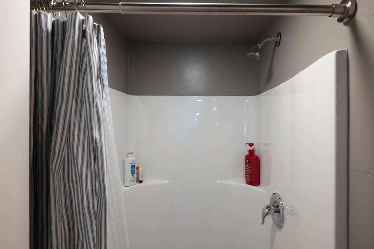 Bathroom 2, Grand Wildlife Lodge 10ppl, Deschutes