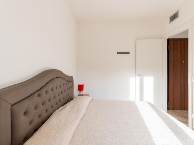 Room 5, Air-conditioned Apartment With Private Parking, Olbia-Tempio