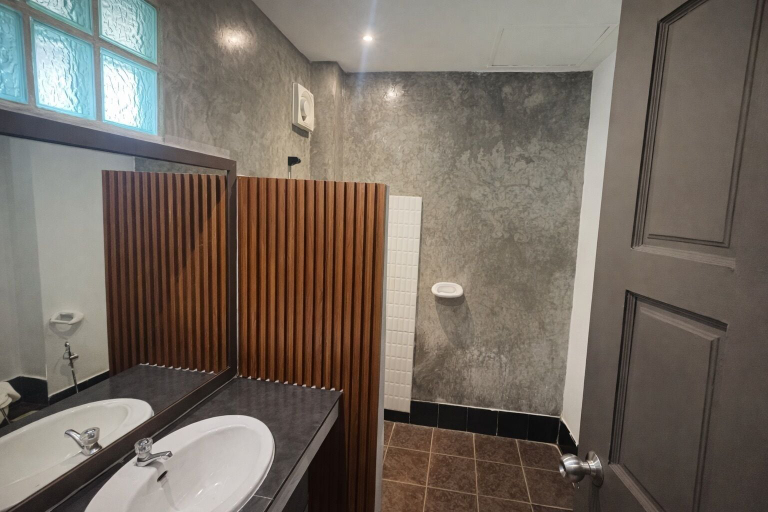 Bathroom 3, Akira Resort, Pattaya