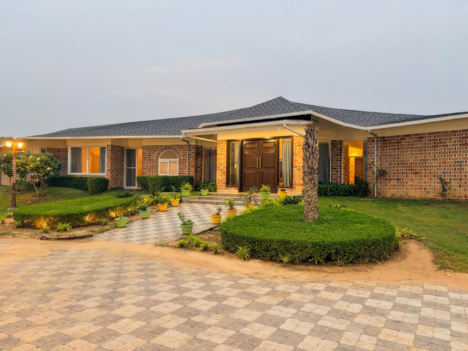 Exterior & Views