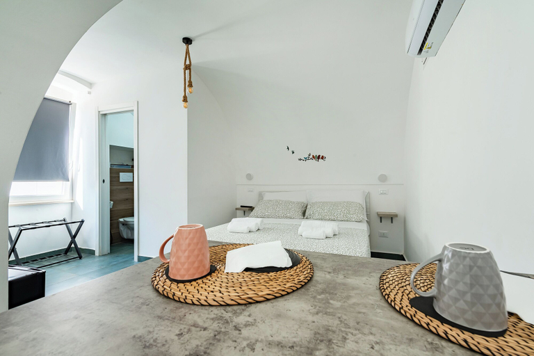 Others 1, Tresor, Bari