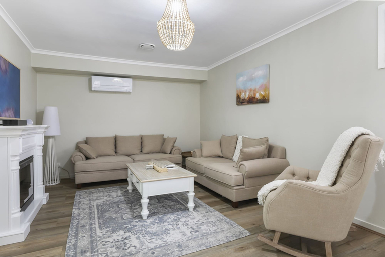 Living room 5, Spacious 3-bed Home With Garden in Preston, Melbourne