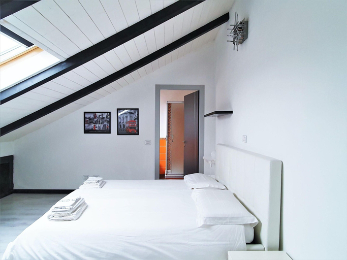 Room 2, Holiday Home by Lake Maggiore With Mountain Views, Varese
