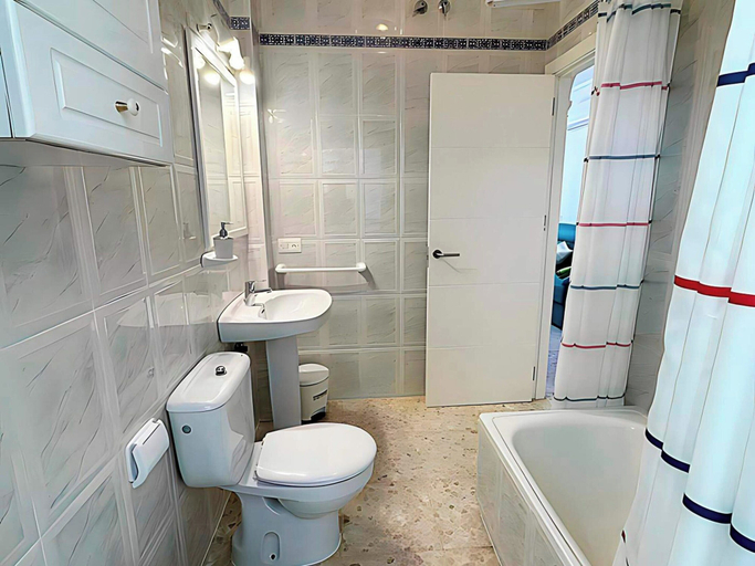 Bathroom 2, Family Apartment Near the Beach, Cádiz
