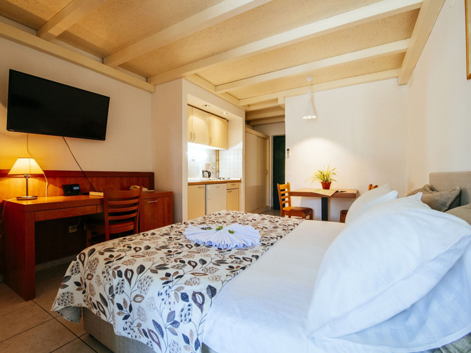 Room 4, Zaton Resort Apts. With Pool, Nin