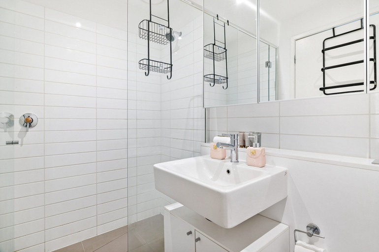 Bathroom, Bright 2-bed Home With Secure Parking, Melbourne