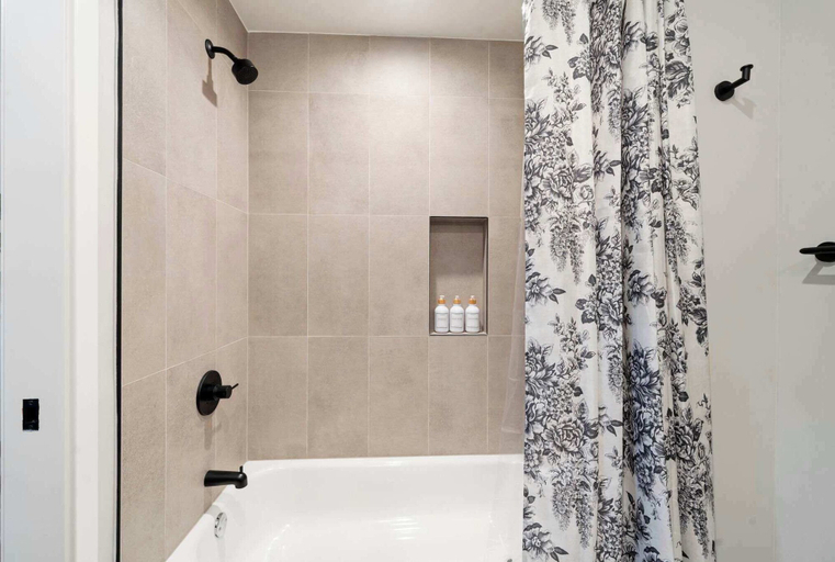 Room 3, Steps From the Lake Edgewater Modern 2BD 2BA, Cook