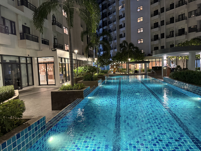 Outdoor pool, Cozy and Comfy Retreat with Balcony, Parañaque