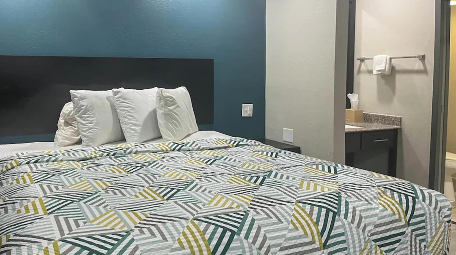 Bedroom 3, Studio 6 Suites – Knoxville, TN, Knox