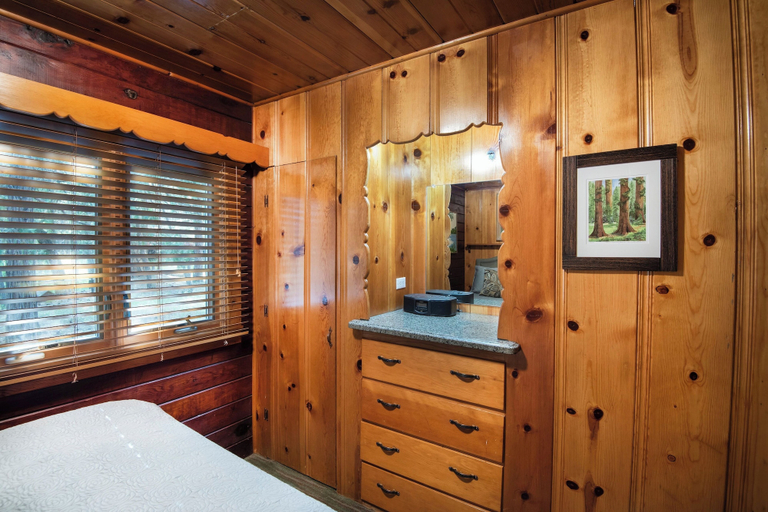Interior 4, Sugar Pine Suite, Mariposa