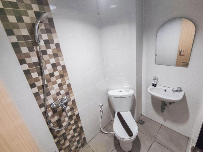 Bathroom, Modern Look Studio The Alton Apartment, Semarang