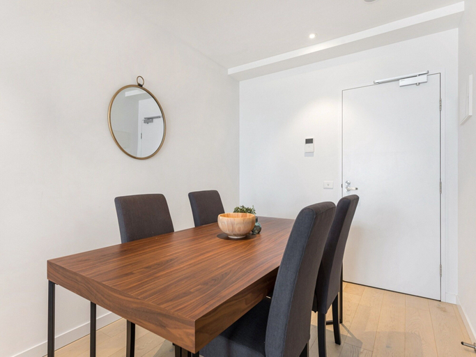 Others 5, Chic 1-bed With City Views, Parking, Gym & Pool, Melbourne