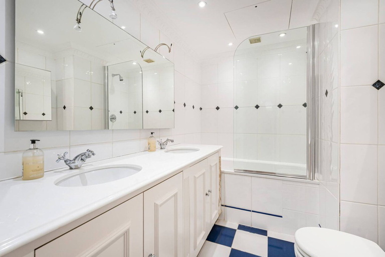 Room 2, Luxury 3BR Mayfair Apartment Near Green Park, London