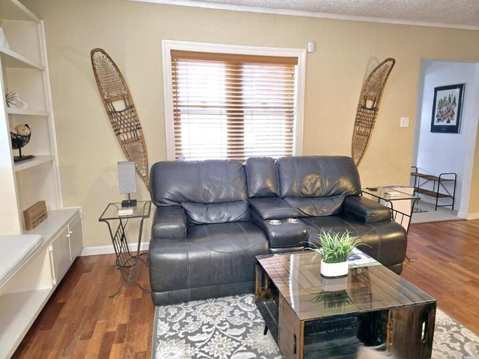 Living area 2, Little House on E Street, Anchorage