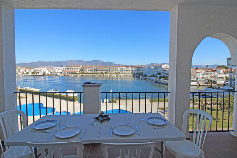 Outdoor dining 2, Modern Apartment With Canal Views and Pool, Girona