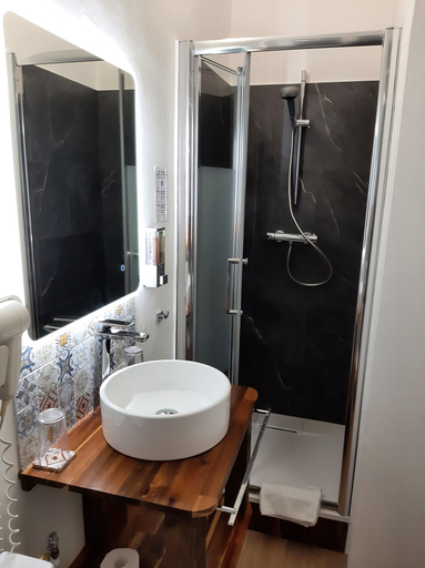 Bathroom 4, Hotel Le St Pierre, Loire-Atlantique