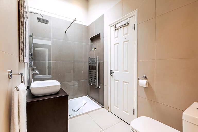 Bathroom 4, Beautiful Modern 4BR House in Central London, London