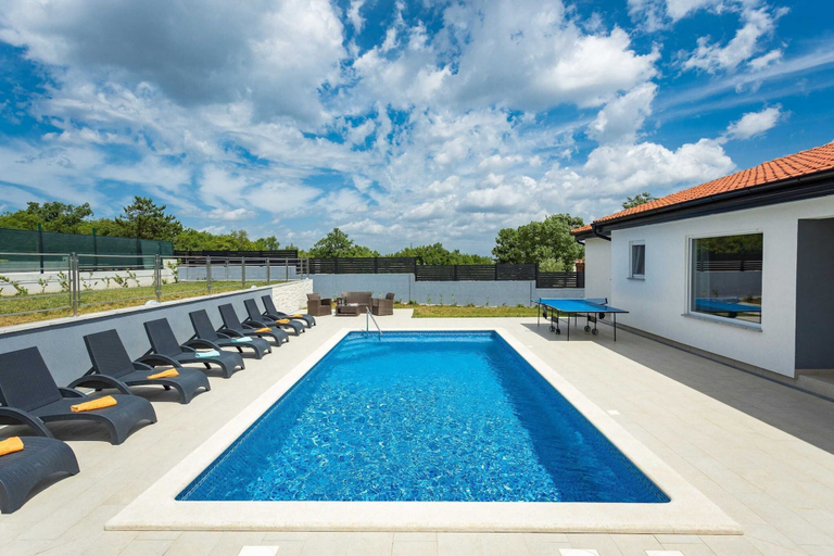 Pool 5, Well-appointed Holiday Home in Salakovci, Labin