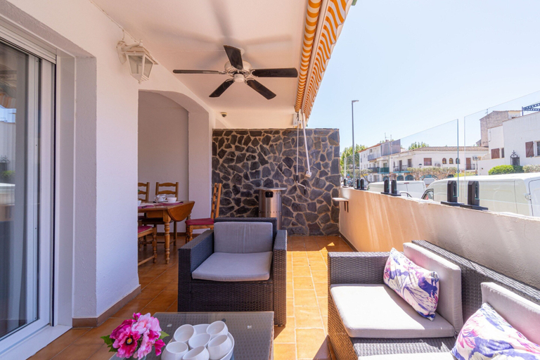 Outdoor dining 5, Apartment in Empuriabrava Near Beach, Girona