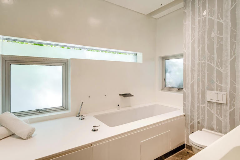 Room 2, Opulent Spacious Fresnaye Sea View Leonotis Villa, City of Cape Town