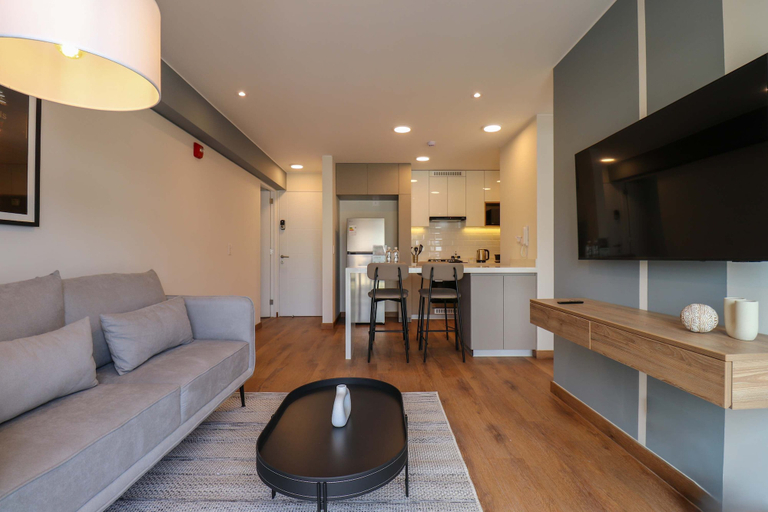 Room 5, w Luminous 2BR w Balcony in Miraflores, Lima